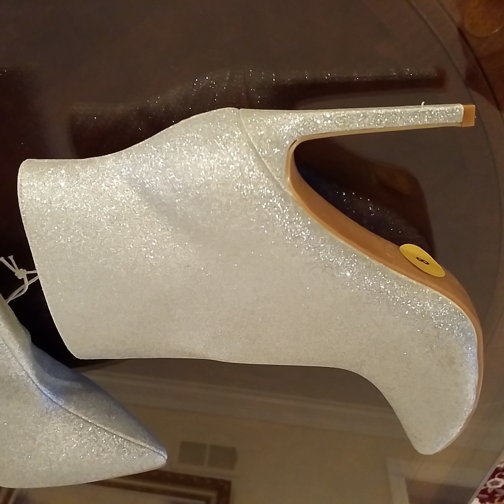 MAKE OFFER! SILVER GLITTER Nine West Bling Bootie. NEW NWT!